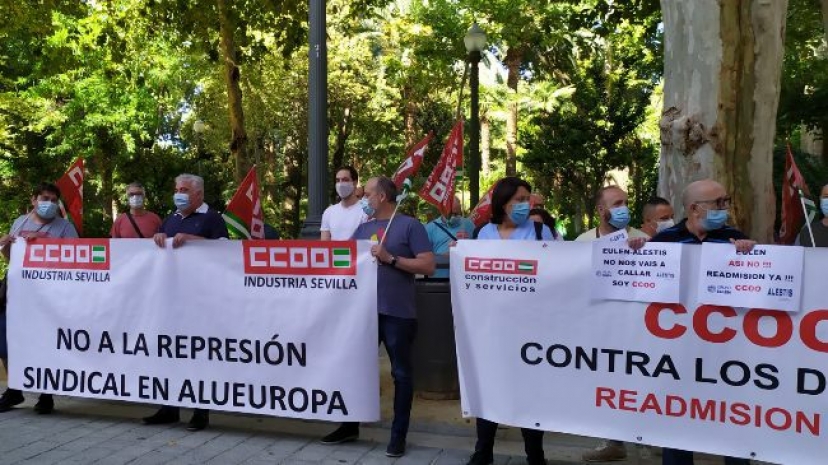 Manuel Lay asiste a la concentración &#039;La represión sindical también es un virus&#039; convocada por CC.OO. Sevilla