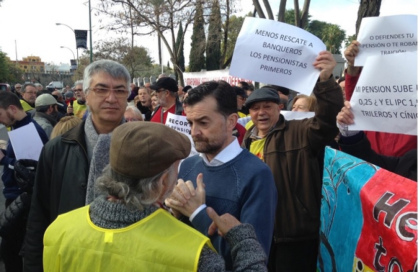 Concentración de las plataformas de pensionistas en el Parlamento de Andalucía