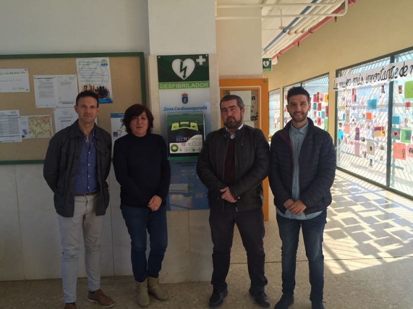 La Delegación de Salud de Aznalcóllar dota de desfibriladores en los centros educativos del municipio