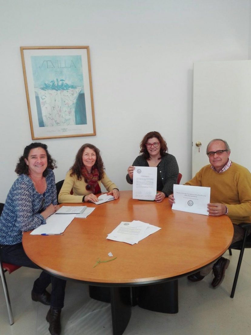 El grupo de diputados de IU y la Red Sevilla por el Clima reunidos para reclamar la Tarjeta Única de Transporte para Sevilla y su área metropolitana