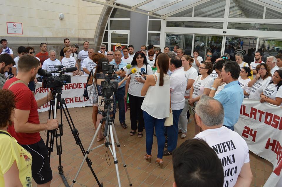 La Plataforma Médico 24 Horas, alcaldes y vecinos se concentran contra los recortes en sanidad