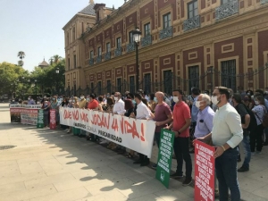 Centenares de cargos públicos de IU se concentran en San Telmo contra los recortes de la Junta a los planes de empleo municipales