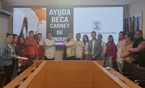 El Ayuntamiento de Aznalcollar entrega una beca de 200 euros a 25 jóvenes de la localidad para sacarse el carnet de conducir