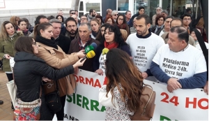 Protesta ante el Hospital de Osuna por el cierre de los servicios de pediatría en la Sierra Sur 