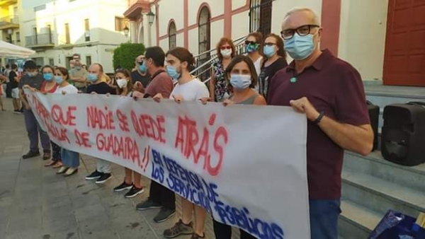 Alcalá de Guadaíra: Un centenar de personas participa en la concentración 'Para que nadie se quede atrás'