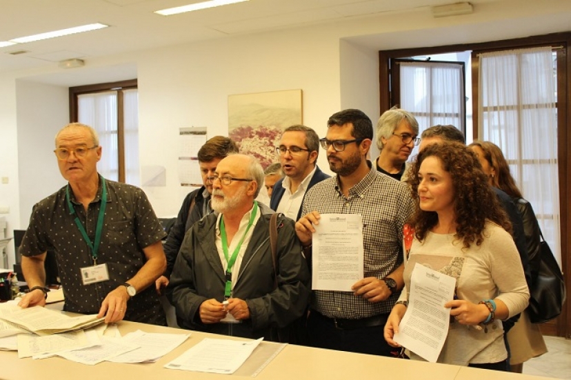 Marea Blanca traslada al Parlamento andaluz las demandas ciudadanas de recuperación del antiguo hospital militar para la sanidad pública