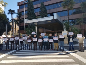 Acción simbólica ante las puertas de Endesa reivindicando la nacionalización de las eléctricas.
