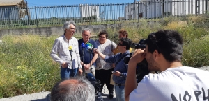 IU reclama en Lora del Río un paso inferior peatonal y para vehículos en la infraestructura ferroviaria.