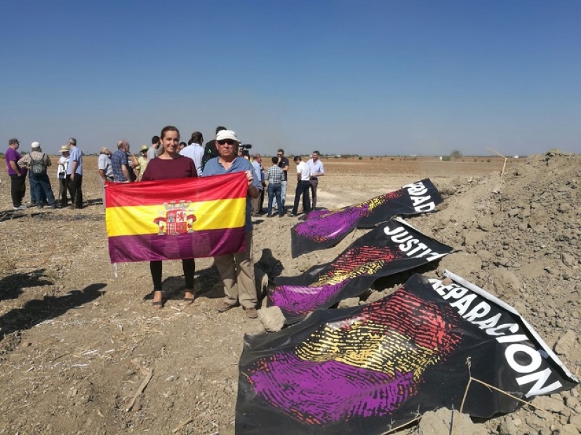 Fuentes de Andalucía: Comienza la exhumación de los restos de las mujeres violadas, asesinadas y arrojadas en el &#039;Aguaucho&#039;